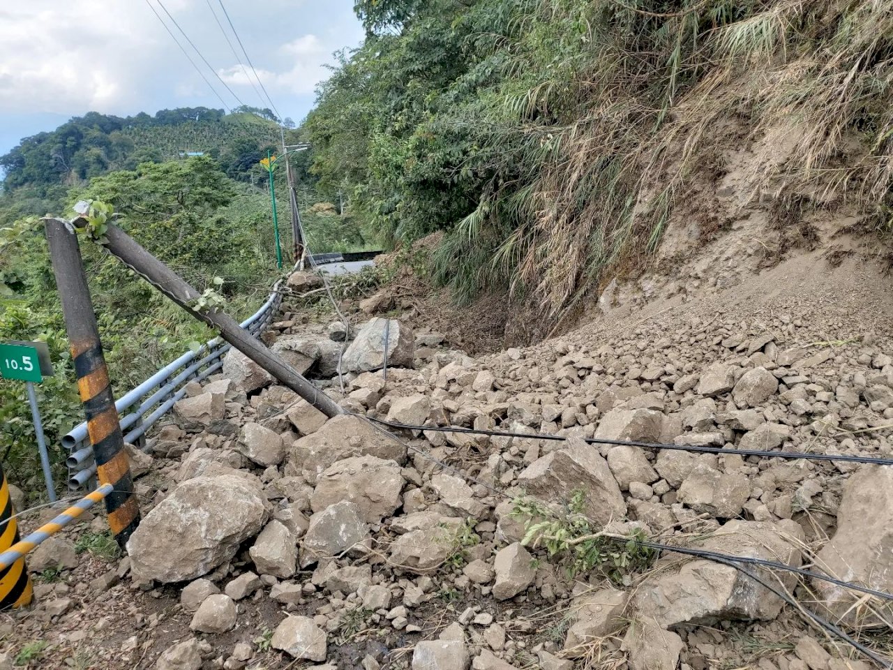 赤科山路斷 近400名遊客賞金針花受困