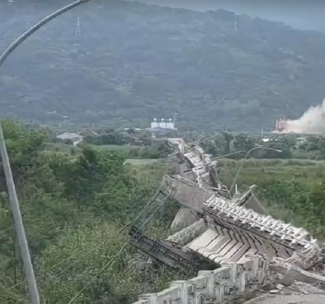 台東強震  花蓮玉里高寮大橋斷裂3人跌落獲救