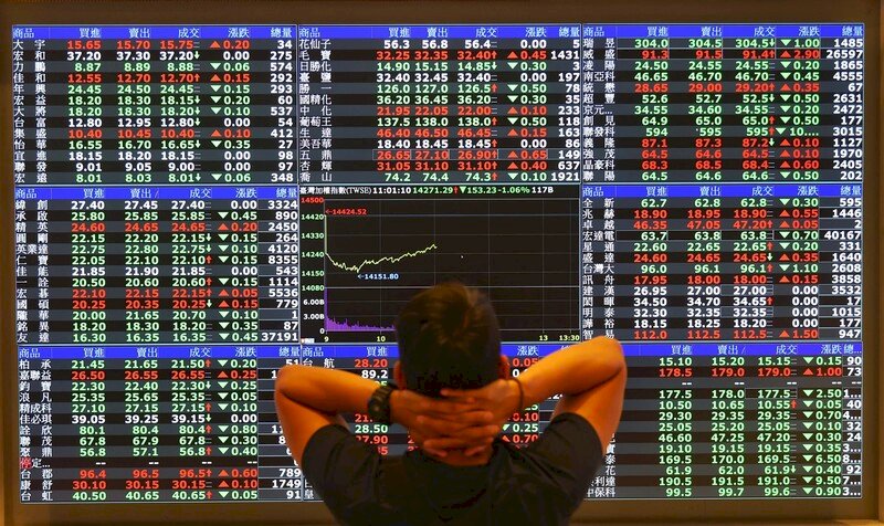 美升3碼資金逃新台幣重貶 台股臨萬四保衛戰
