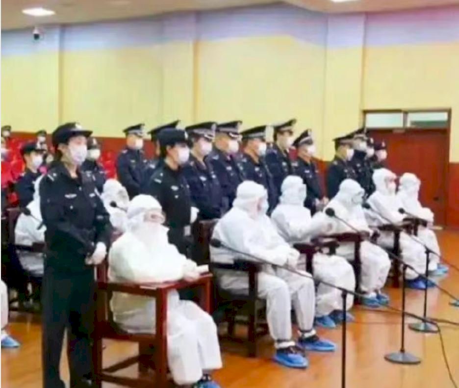 唐山燒烤店打人案的「大白服裝」秀