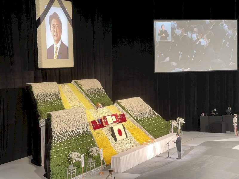 安倍晉三國葬場面哀戚 遺孀昭惠數度落淚