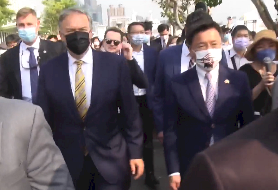 蓬佩奧步行至高雄駁二參訪 民眾熱情歡迎感謝
