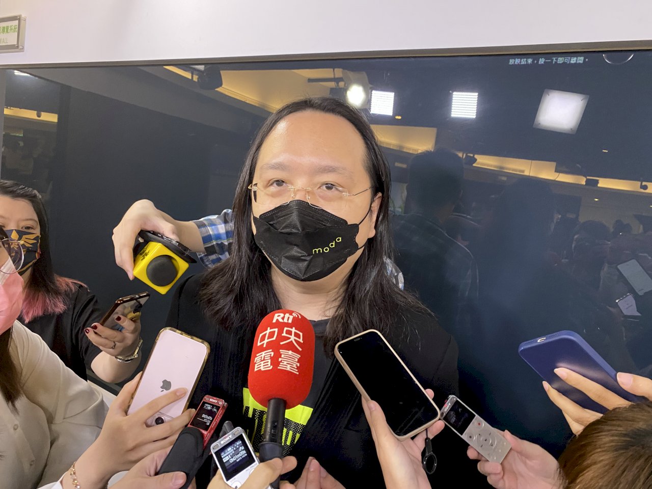 汲取烏克蘭經驗  唐鳳：建置備用衛星網路