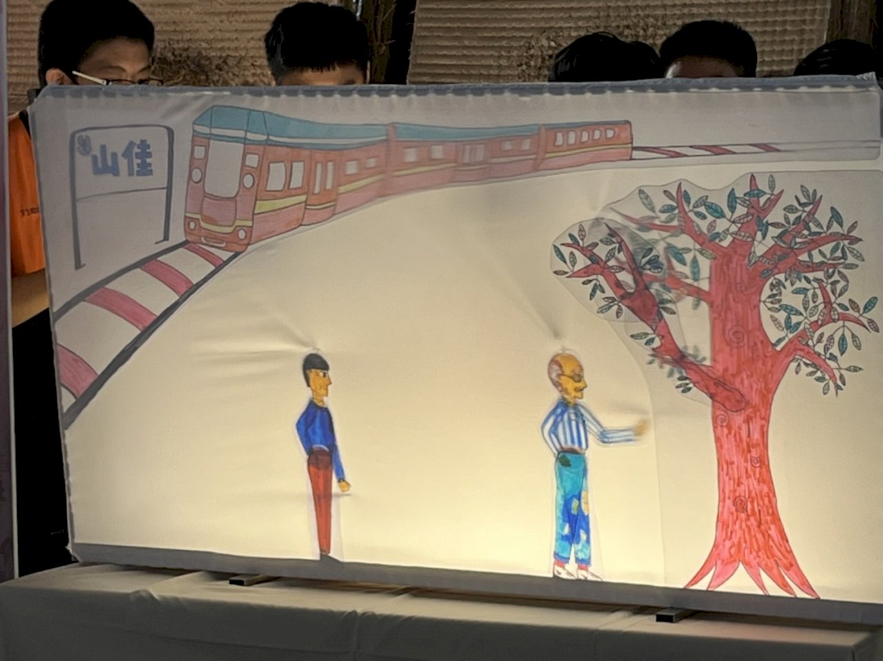 柑園國中茄苳樹藏祖孫情 教師節學生上演皮影戲