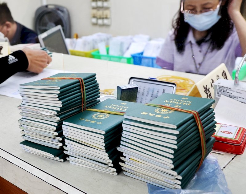 申辦護照爆量 領務局籲多用網路填表預約