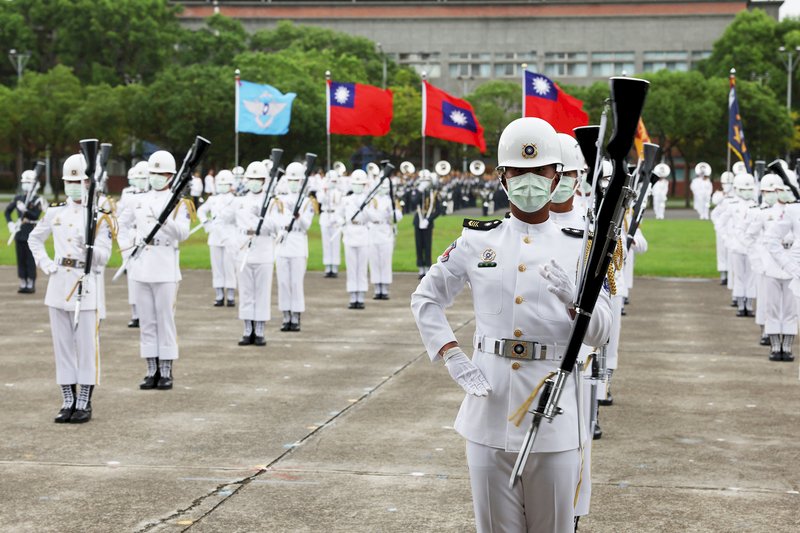 三軍樂儀隊國慶預演  靜默槍法左手轉槍難度高(影音)