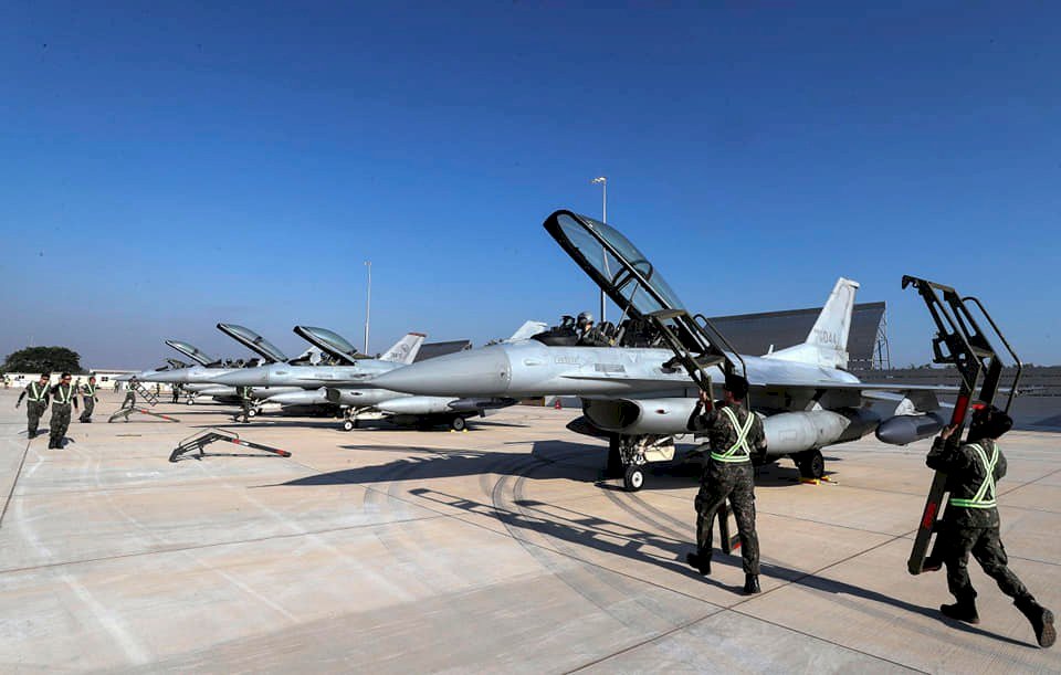 北韓12架軍機示威性編隊飛行 南韓出動30架戰機應對
