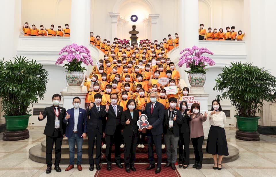 「橘色惡魔」參觀總統府  巧遇神祕嘉賓