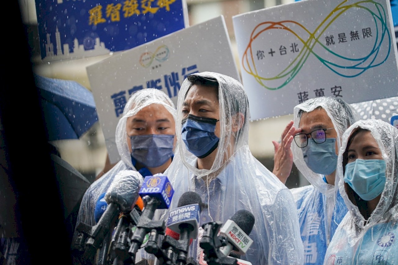 2022選戰／蔣萬安帶「小雞」冒雨拜票 盼給年輕人機會