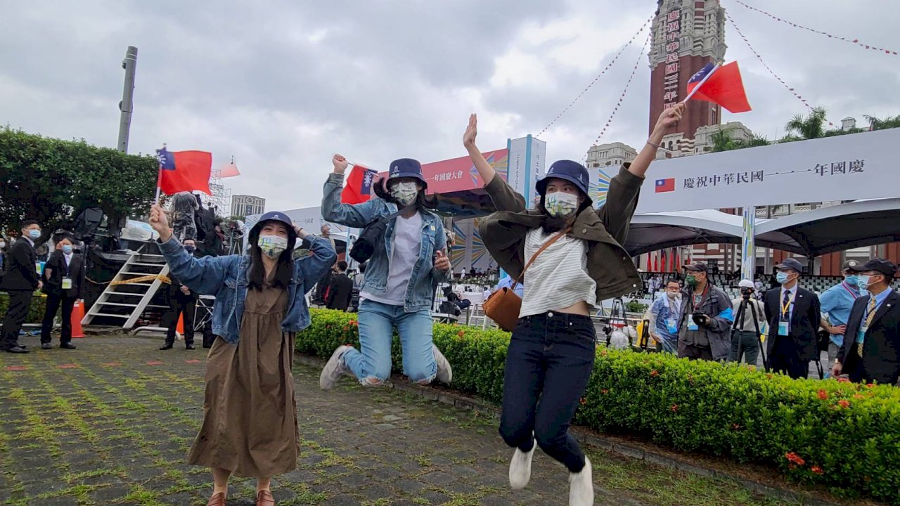 民眾喜祝國家生日快樂 最哈「橘色惡魔」演出