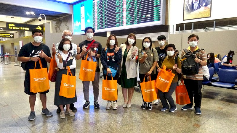 台灣國門解封 泰國旅客首發團興奮啟航 (影音)