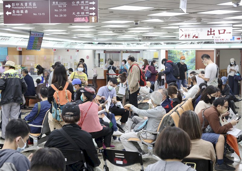 申辦護照爆量 外交部籲民眾避開高峰期