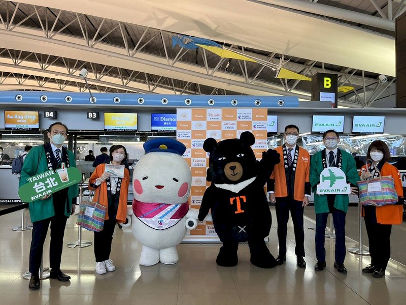 台灣自13日起實施開放入境檢疫「0+7」的措施，台日重啟觀光往來。交通部觀光局大阪辦事處與大阪觀光局等在關西國際機場合辦祝賀儀式。（交通部觀光局大阪辦事處提供）中央社記者楊明珠東京傳真  111年10月13日 (圖：中央社)