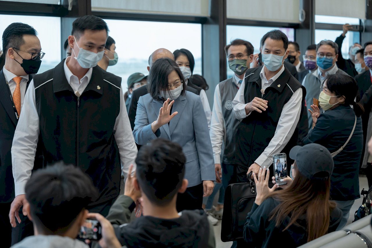 解封首日視察桃機 總統向國際喊話：台灣準備好了！歡迎光臨！