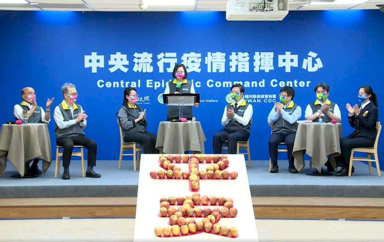 抗疫滿1千天  蔡總統視察指揮中心慰勞團隊