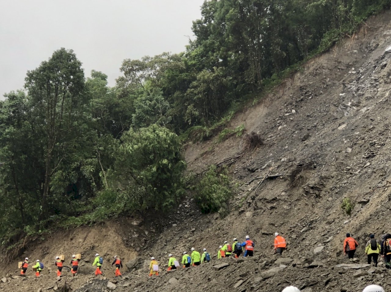 天候差難空投 人力揹物資走20公里送明池山莊