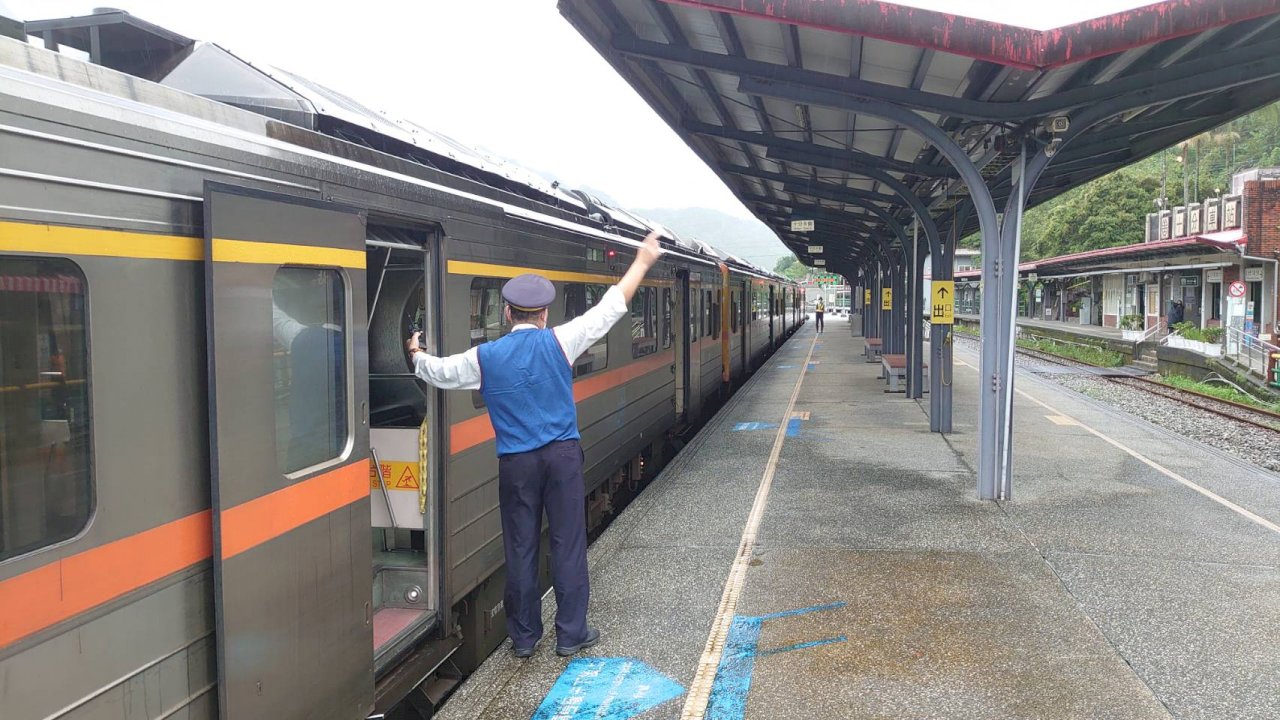 台鐵平溪線提前3小時搶通 今天9時恢復行駛