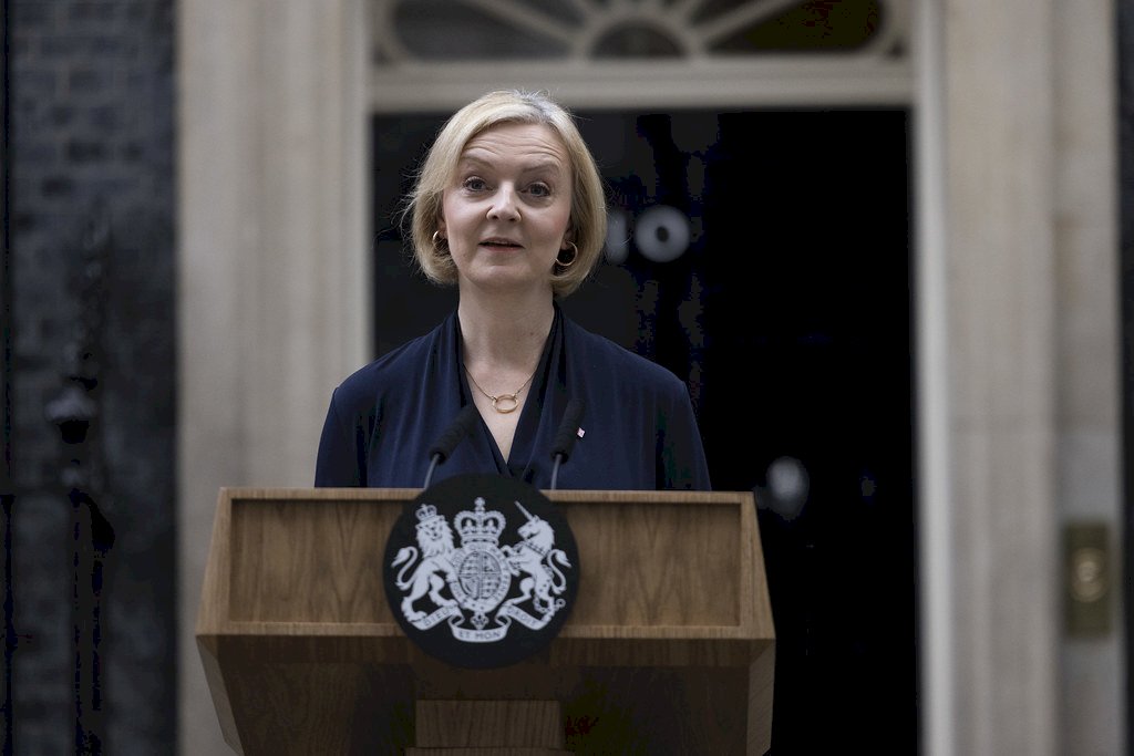 無力承受政策猛藥 英國首相特拉斯下台一鞠躬