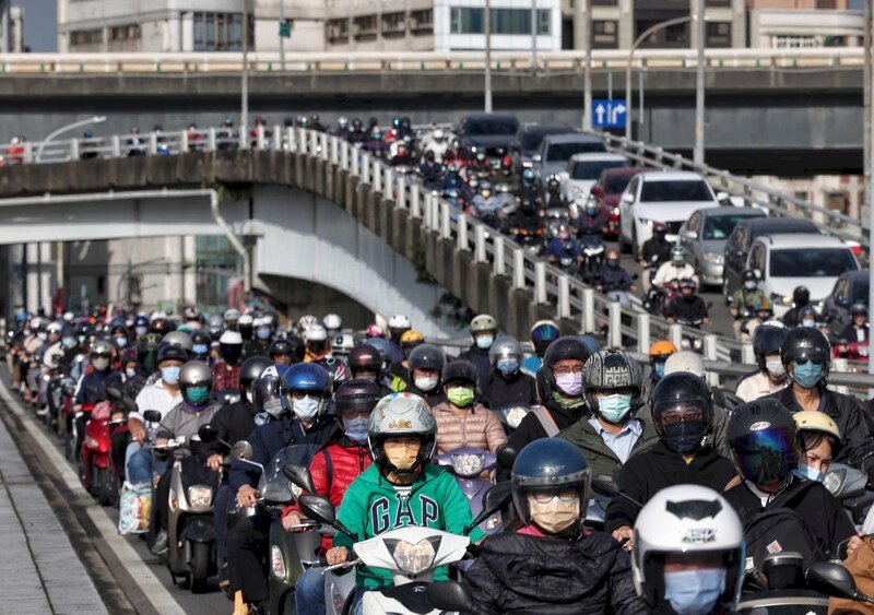 鯉魚潭清晨14.8度 白天北台灣舒適中南部微熱