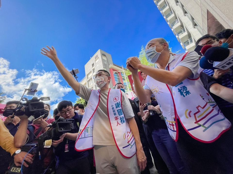 2022選戰／韓國瑜陪謝國樑掃街 蔡適應按鈴告謝抹黑