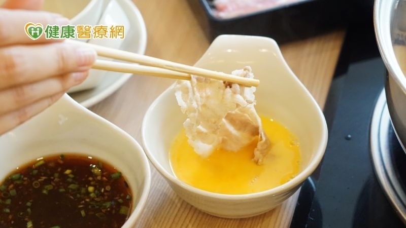 吃火鍋別沾生蛋　沙門氏菌比膽固醇更危險！