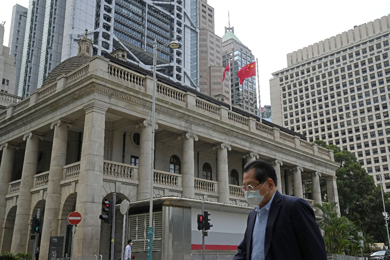 中共香格里拉色厲內荏的對話、香港終審法院法官辭職、美國公佈習近平貪腐資料與中國救房市政策的貓膩
