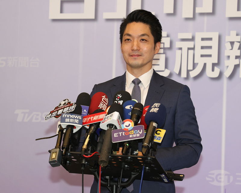 2022選戰／太太挑領帶 兒子大擁抱 蔣平常心應對辯論