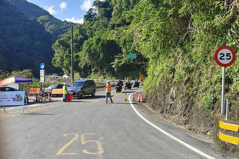 台7線便道搶通了 明池受困車全數撤離