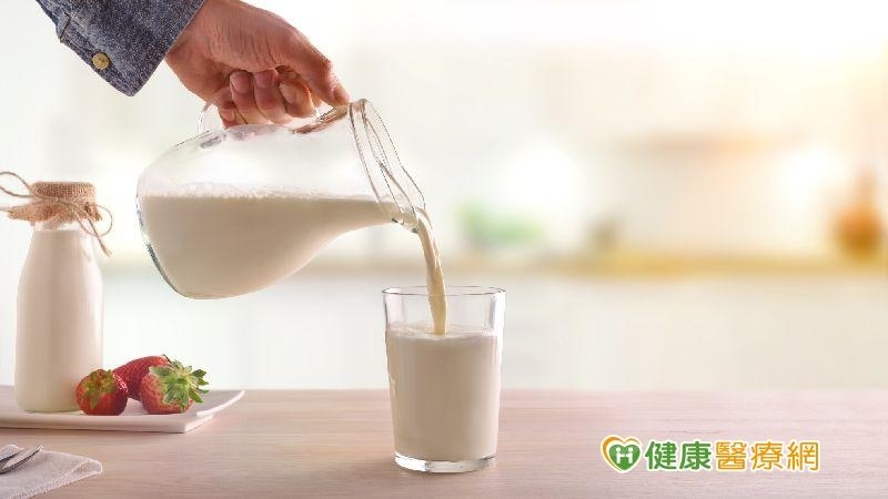 喝乳清就會長肌肉？長輩「喝這杯」效果更好