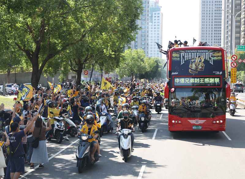 兄弟封王遊行15萬人車同樂 年度票房商品也超標