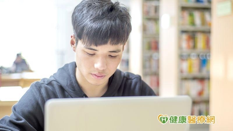 疫情間盯螢幕暴增1.5倍　國外研究：青少年增最多