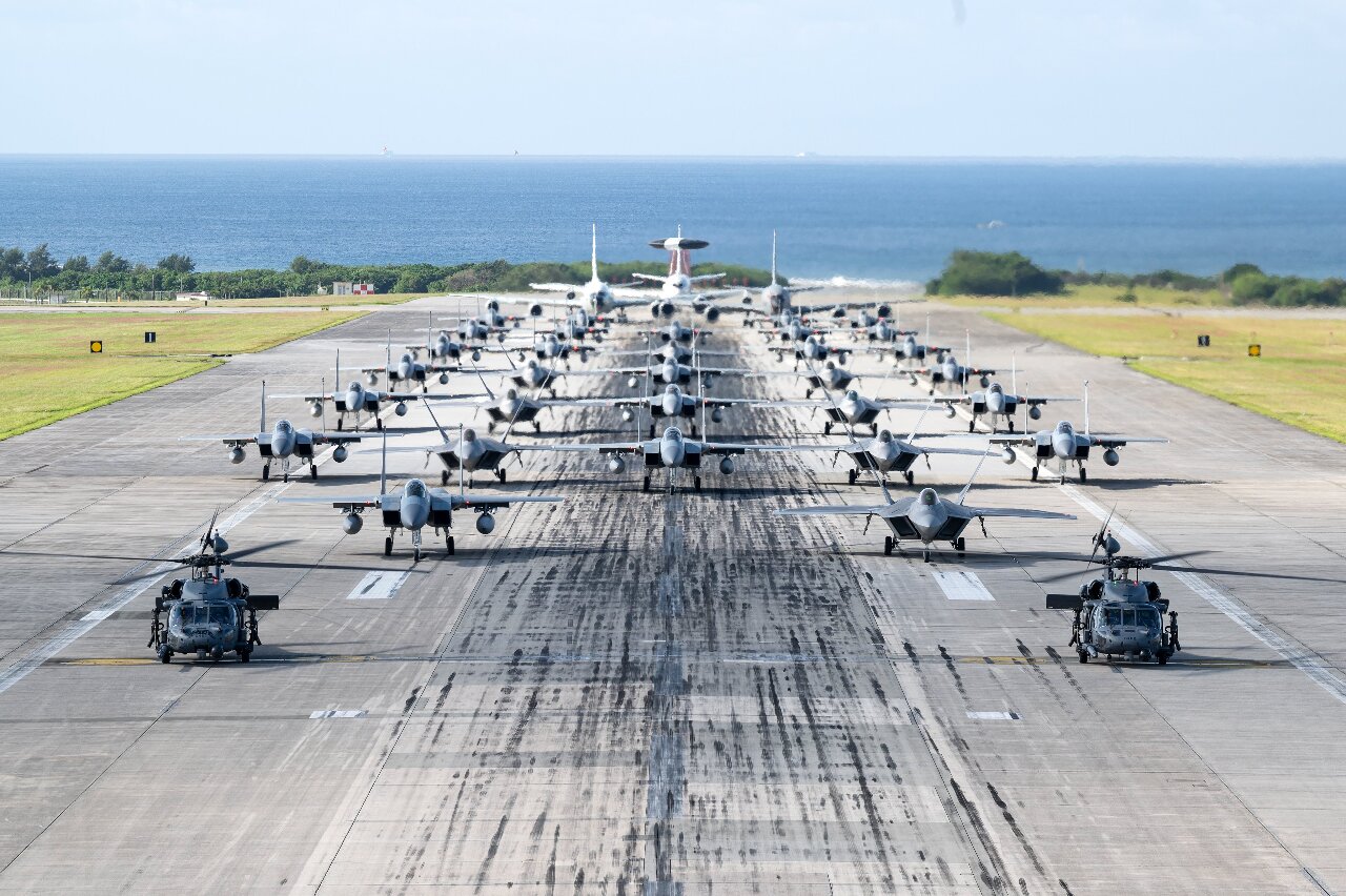 駐日美軍F-15及F-22等37機 嘉手納基地大象漫步