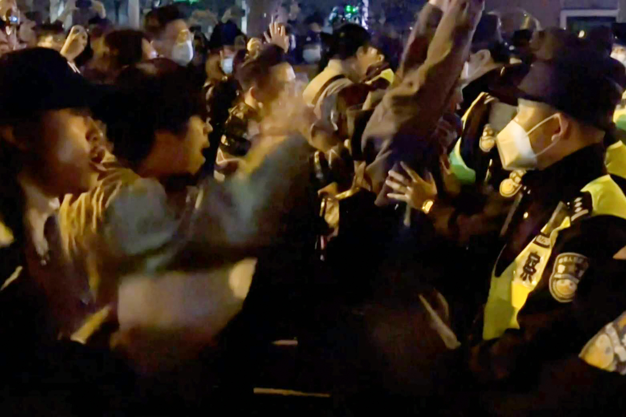 反對疫情封鎖 法新社：北京清大數百人抗議