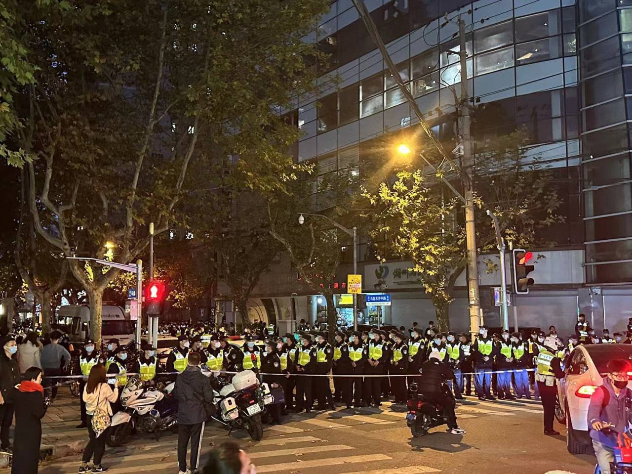 中國「白紙革命」蔓延  民眾喊出反對獨裁