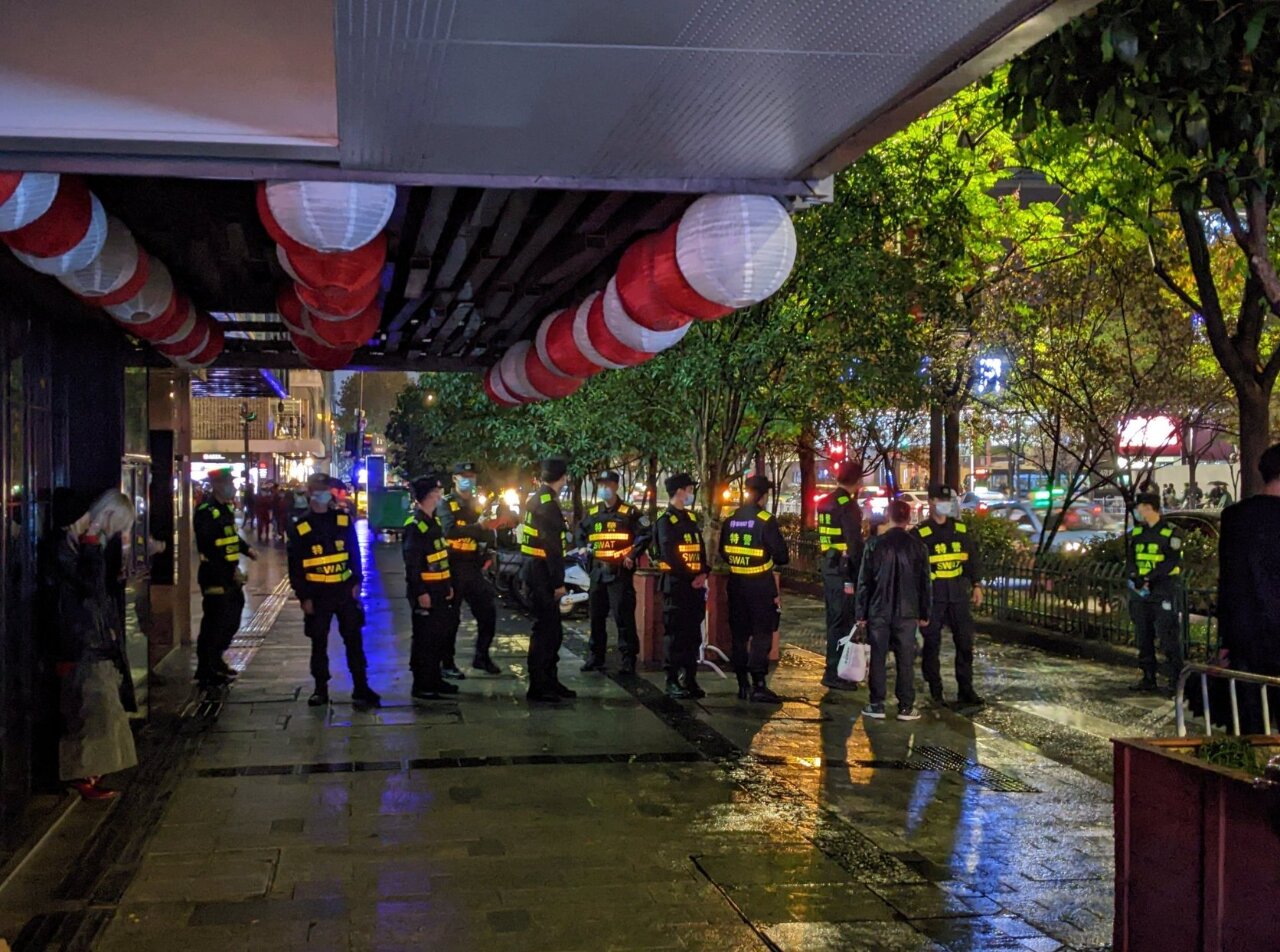 白紙革命／中國多城加強部署警力盤查民眾