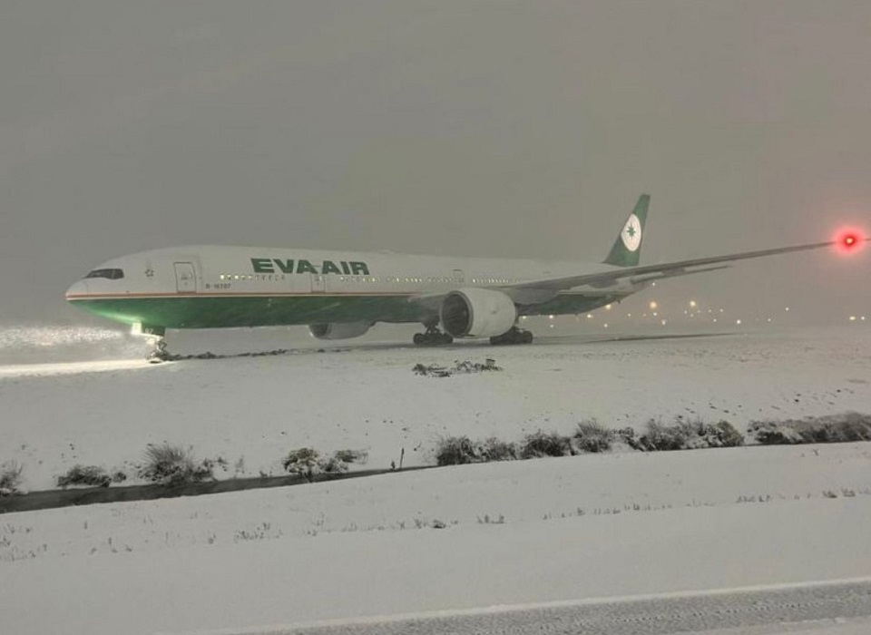 大雪惹的禍 長榮班機溫哥華機場偏離滑行道