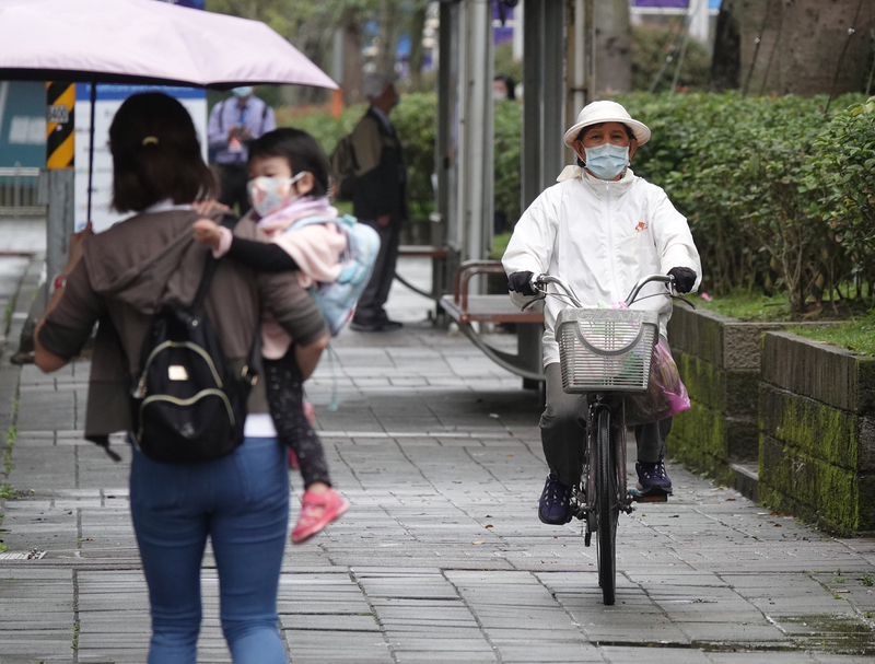 疫情單週下降趨緩 本土今增1萬2981例