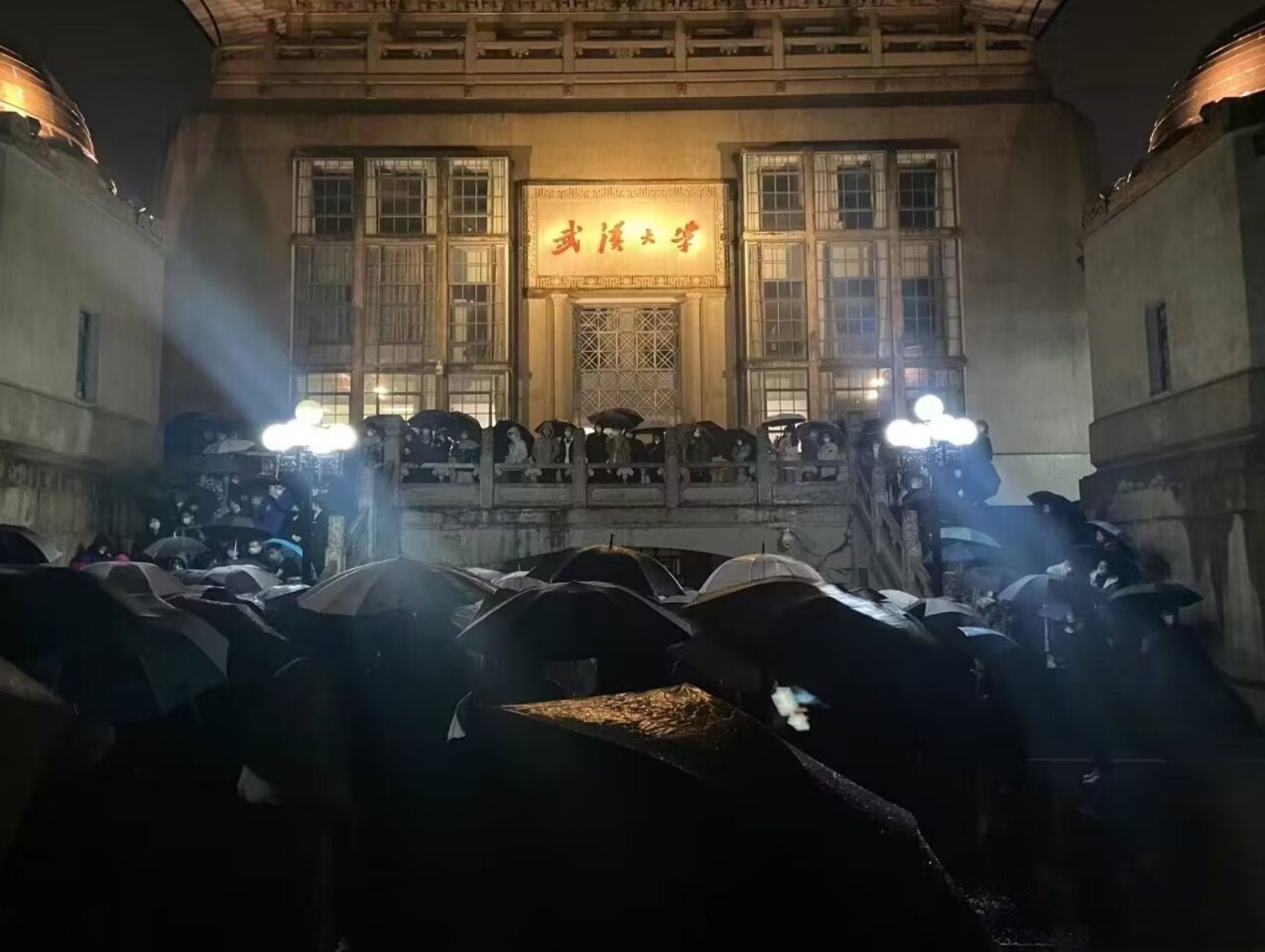 憂染疫爭取提前返鄉 武漢大學學生校內抗議