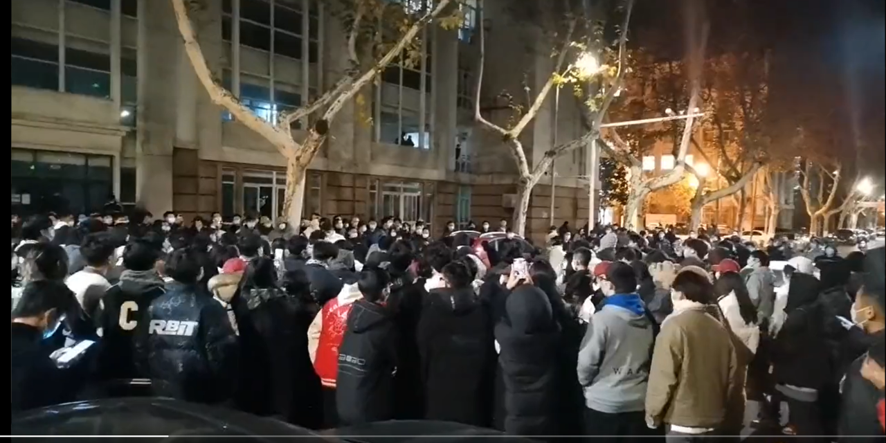 鬆綁封控亂象多！南京、武漢爆發學生抗議