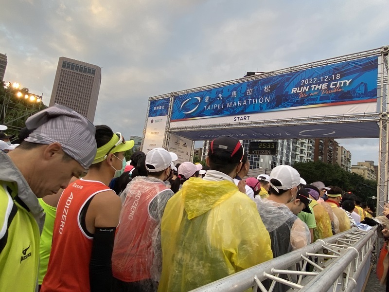 台北馬拉松冷天開跑 參賽者熱情不減