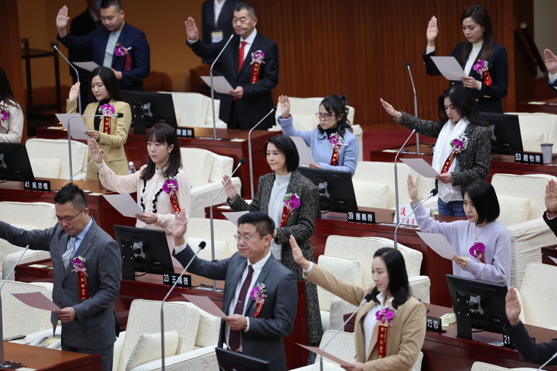王鴻薇宣誓就職北市議員  綠議員籲不要落跑