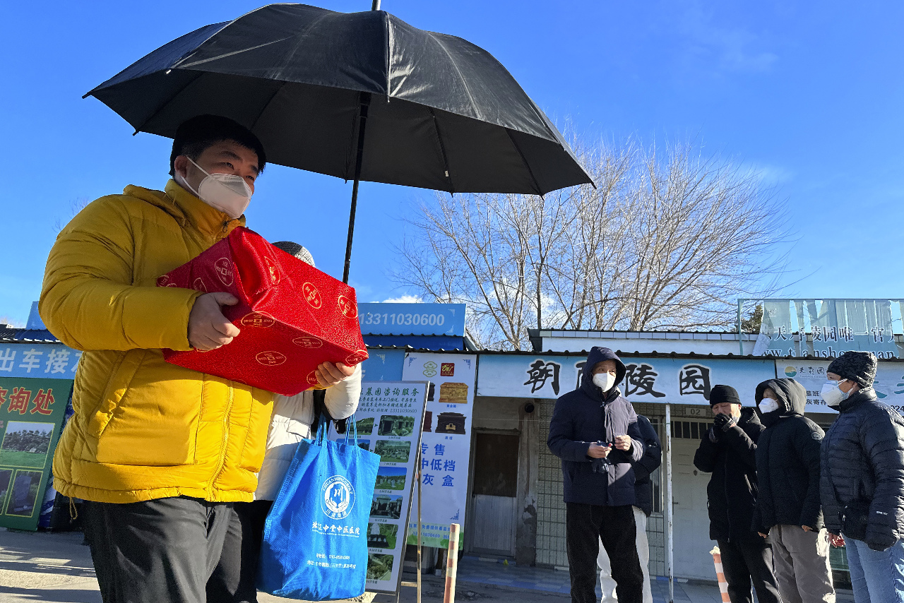 中國疫情資訊不透明 上海出現殯葬黃牛