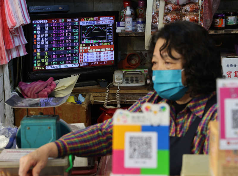 台股收漲168點重回萬七 貨櫃三雄除息行情熱