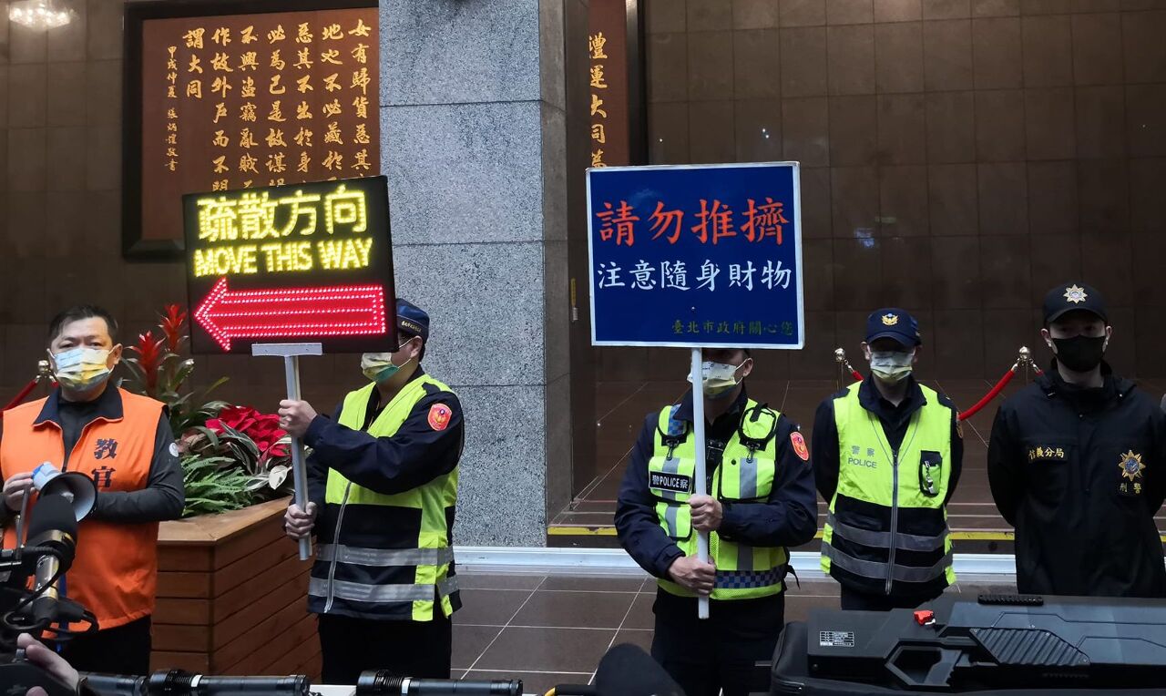 跨年倒數 北市警設防踩踏小組引導民眾疏散