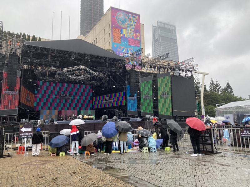 北市跨年晚會上午已開放進場  民眾備折凳卡位