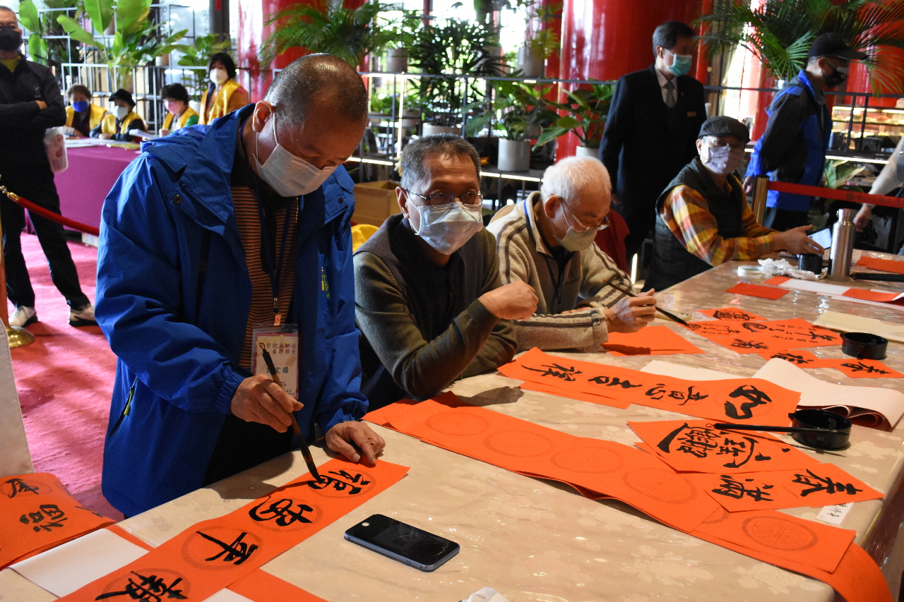 書法家揮毫送春聯 台北圓山、北門郵局先後迎新拜年