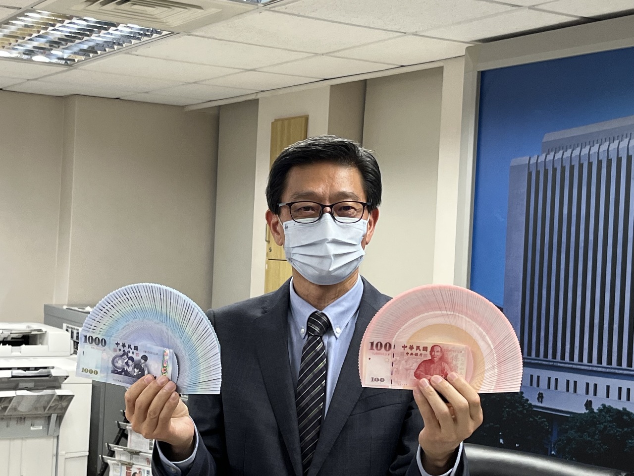 紅包現金最好！兔年換新鈔13日開跑 估鈔券需求再創新高 (影音)