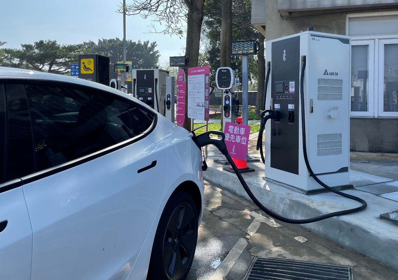 國道多個服務區再增電動車位 大型車也納入考量