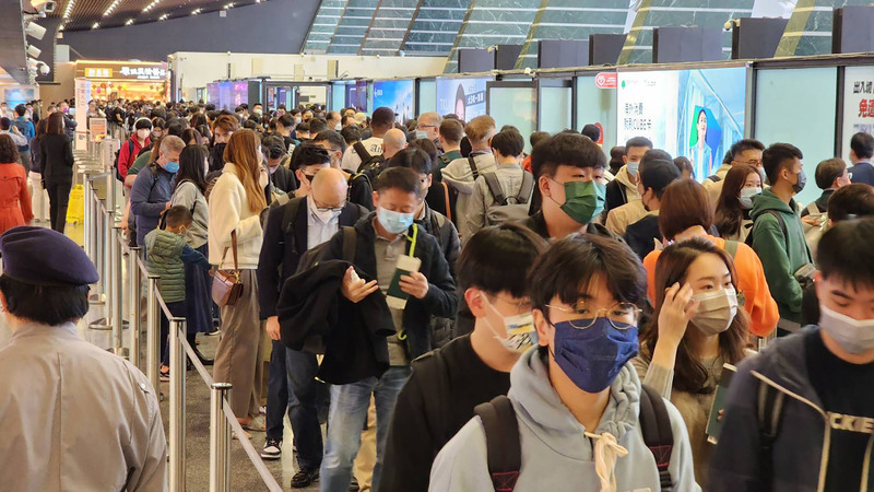 5千多名旅客同時段出境 桃機人潮爆滿