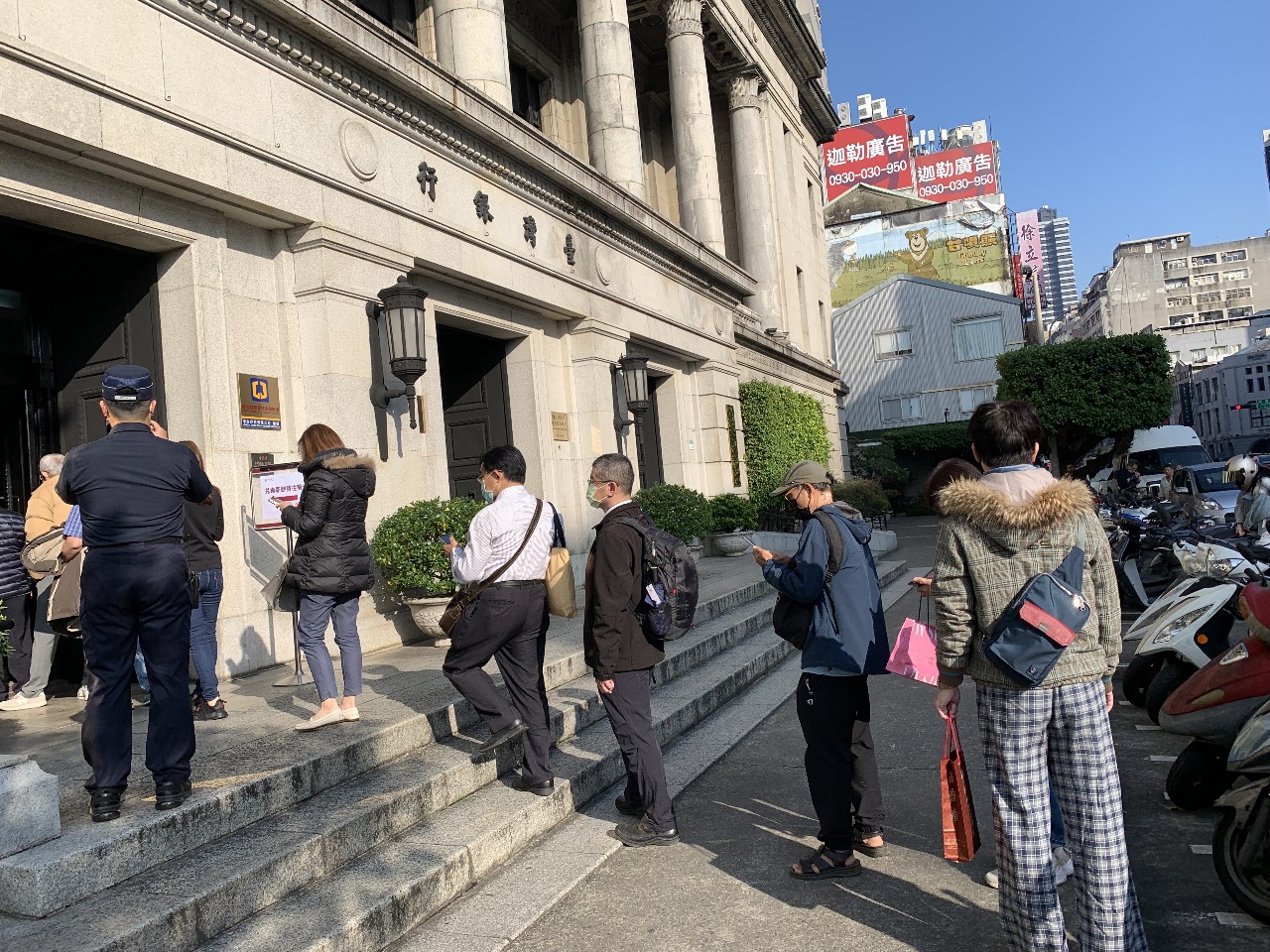 換新鈔排長龍 台銀董保證ATM有9成新鈔(影音)